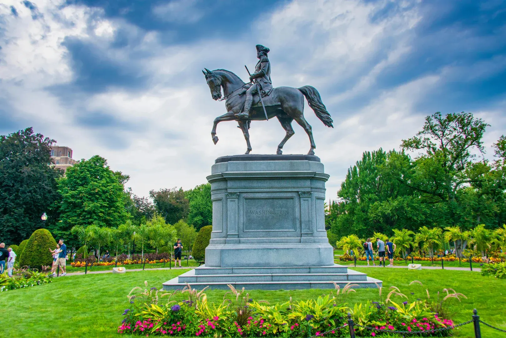 Where do Harvard and MIT visiting researchers typically live